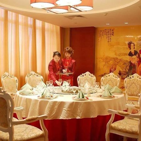 فندق وكسيفي  شيانغماي إنترناشونال هوتل المطعم الصورة