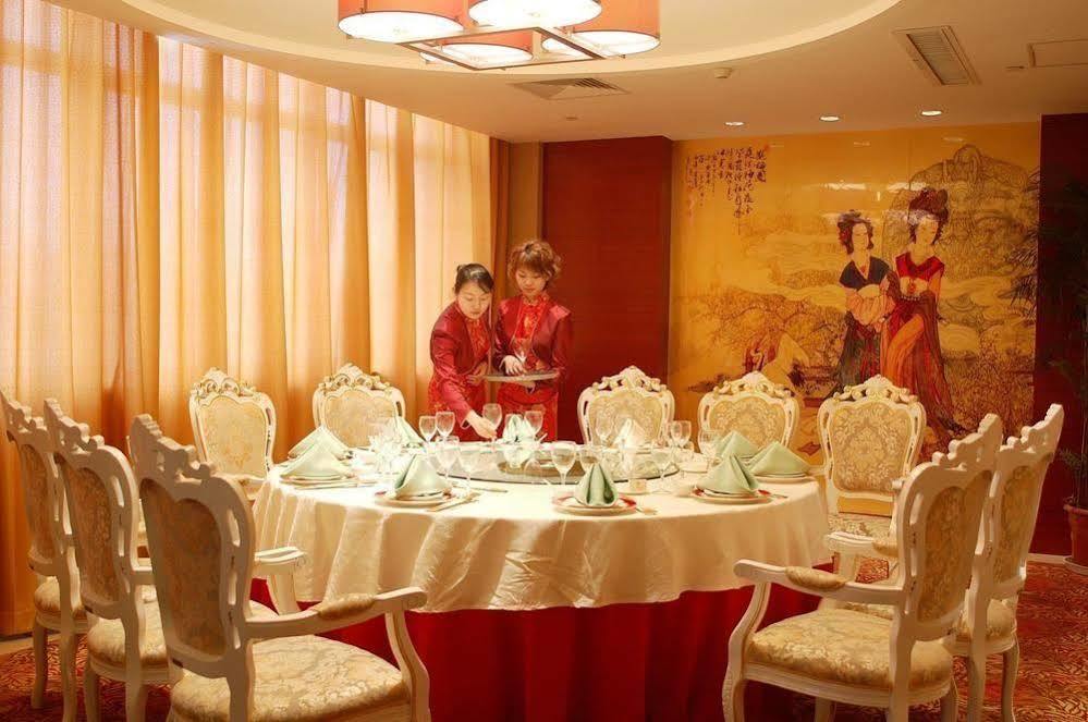 فندق وكسيفي  شيانغماي إنترناشونال هوتل المطعم الصورة